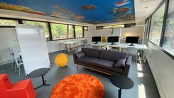 intérieur de la salle de coworking/ séminaire à La Rive Biscarosse, Les Landes - Cowoliday