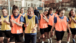 Groupe sportif qui se réunit pour un séjour en camping pou run événement sportif ou loisirs