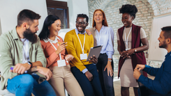 Evénement de groupe ou les personnes sont réunis dans un camping pour faire un séjour de team building