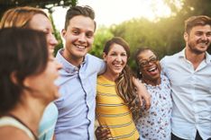 Un groupe de personnes qui sont bras dessus bras dessous, passant un moment convivial et en cohésion lors d'un séjour en groupe - Cowoliday