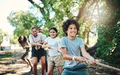 phots d'enfants jouant au challenge du jeu de la corde, en équipe, lors d'un séjour pour enfants comme une classe verte, ou une colonie de vacances - Cowoliday