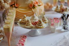 Une image d'une table rempli de pâtisseries, nourritures et boissons sur demande personnalisé des clients pour un gender reveal - Cowoliday