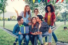 Image figée d'un groupe d'amis et famille réuni pour célébrer l'anniversaire du personnage centrale : une jeune femme qui fête son anniversaire. Ils sont dans un espace naturelles et installés sur un hamac - Cowoliday