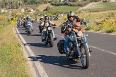 Un groupe de motards, Mc ou asso bikers, en Harley Davidson, faisant une balade en groupe sur la route, un beau jour ensoleillé - Cowoliday 